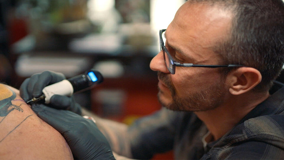 Humaninterestreeks voor VRT waarin Tijs Vanneste het boeiende levensverhaal of een vreemde geschiedenis tatoeƫert op het lichaam van wie op zoek is naar een passende huidtekening.